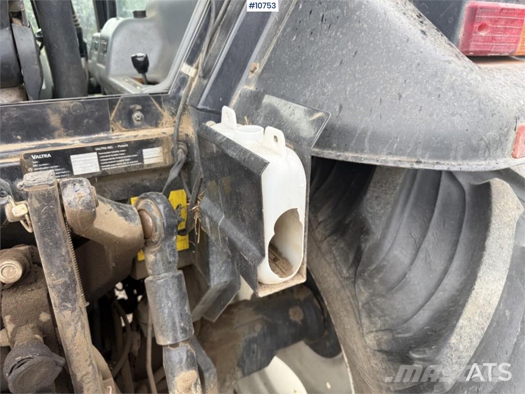 Valtra 900-4 Tractor with Front Loader الجرارات
