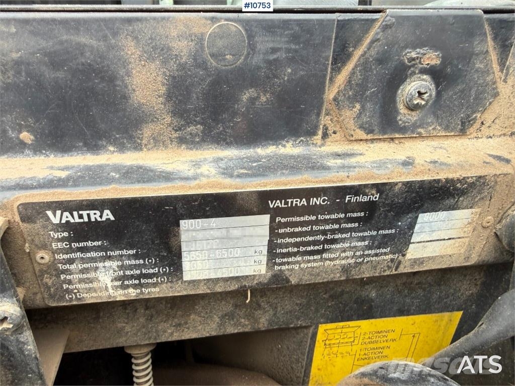 Valtra 900-4 Tractor with Front Loader الجرارات