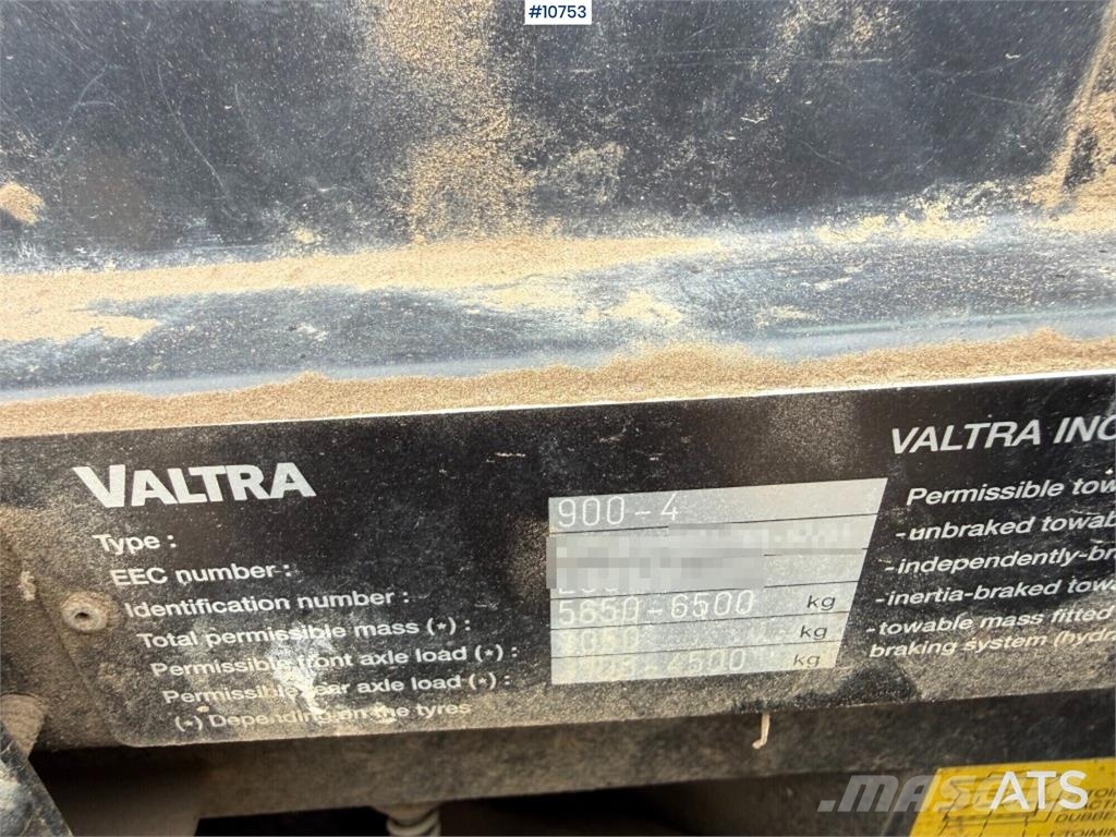 Valtra 900-4 Tractor with Front Loader الجرارات