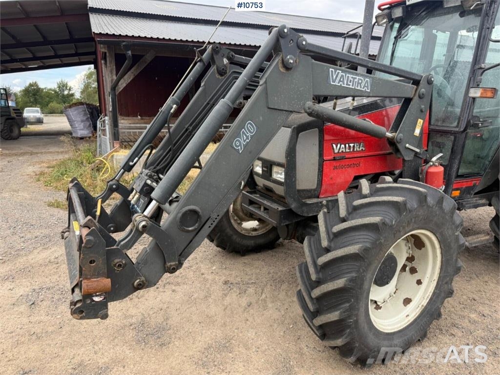 Valtra 900-4 Tractor with Front Loader الجرارات