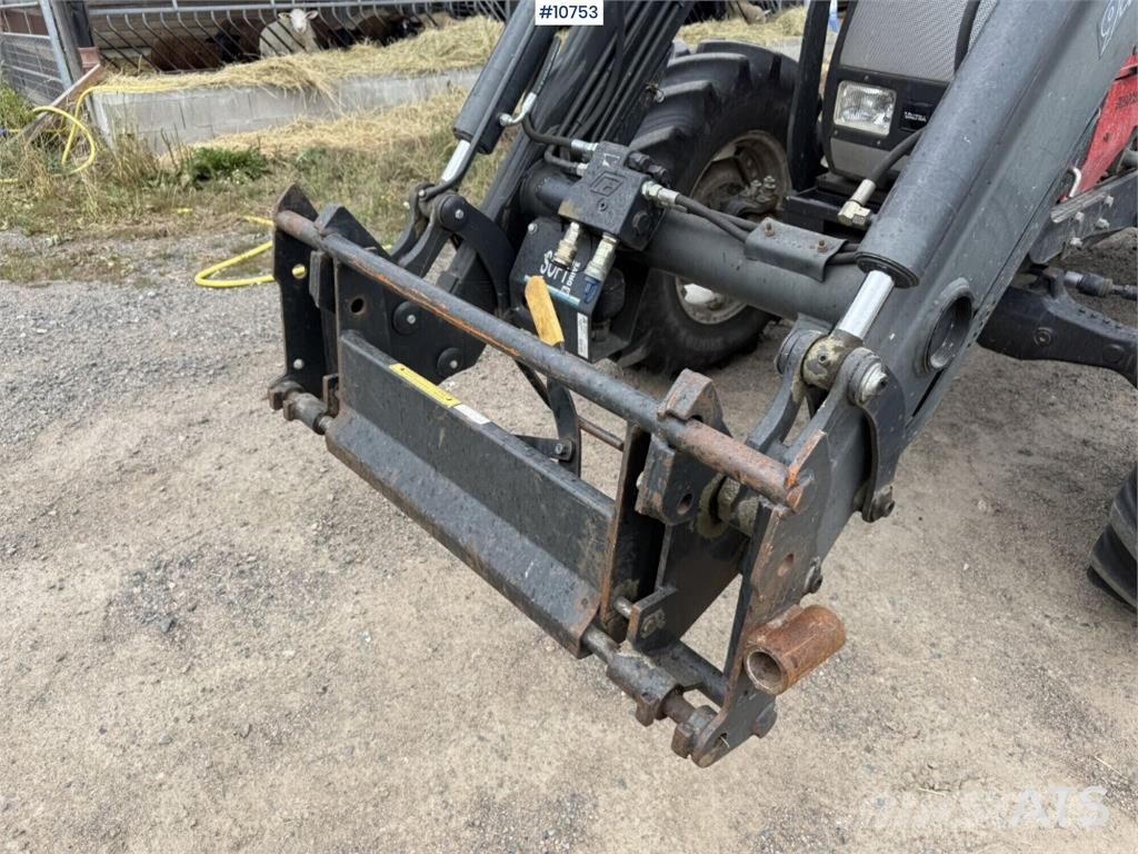 Valtra 900-4 Tractor with Front Loader الجرارات