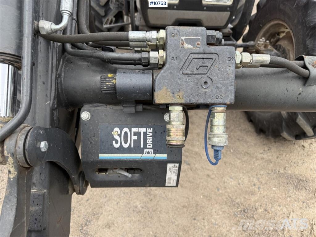 Valtra 900-4 Tractor with Front Loader الجرارات