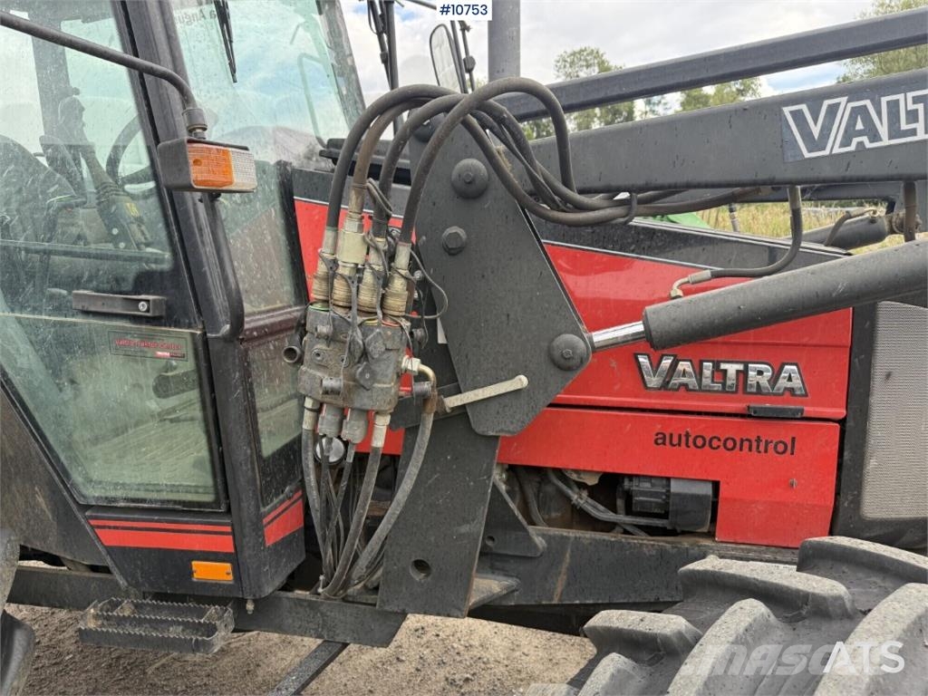 Valtra 900-4 Tractor with Front Loader الجرارات