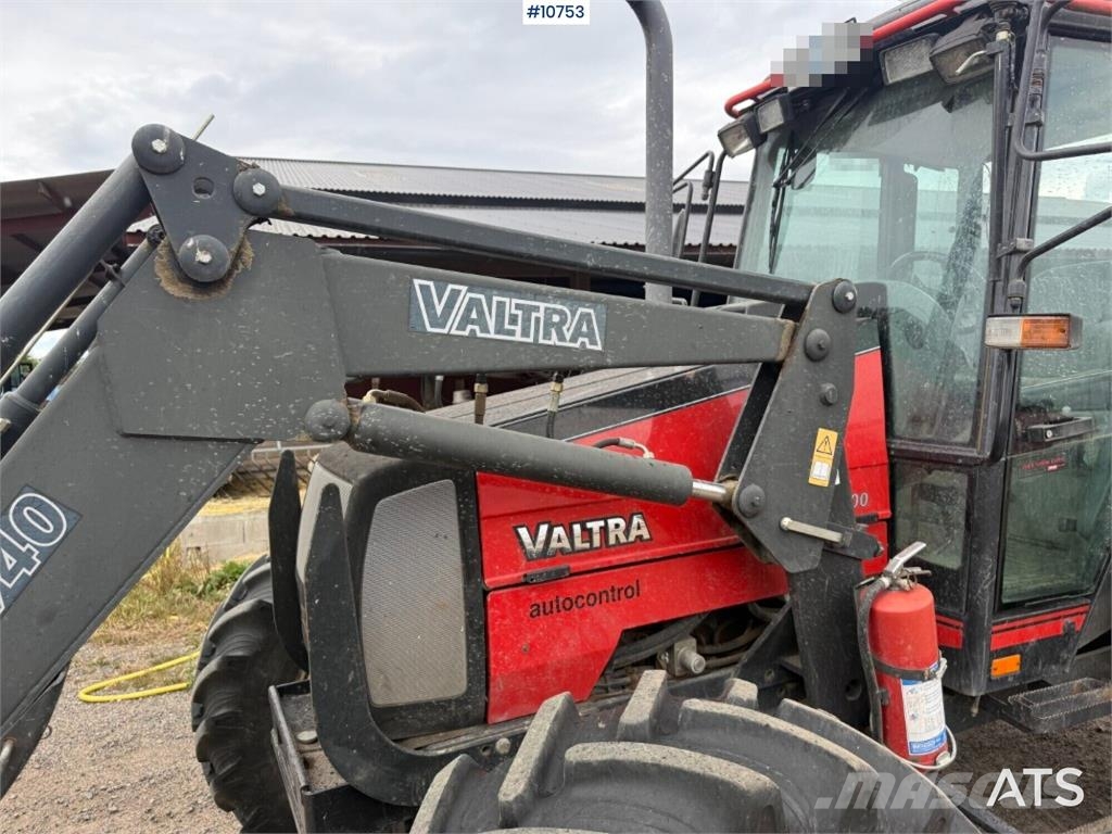 Valtra 900-4 Tractor with Front Loader الجرارات