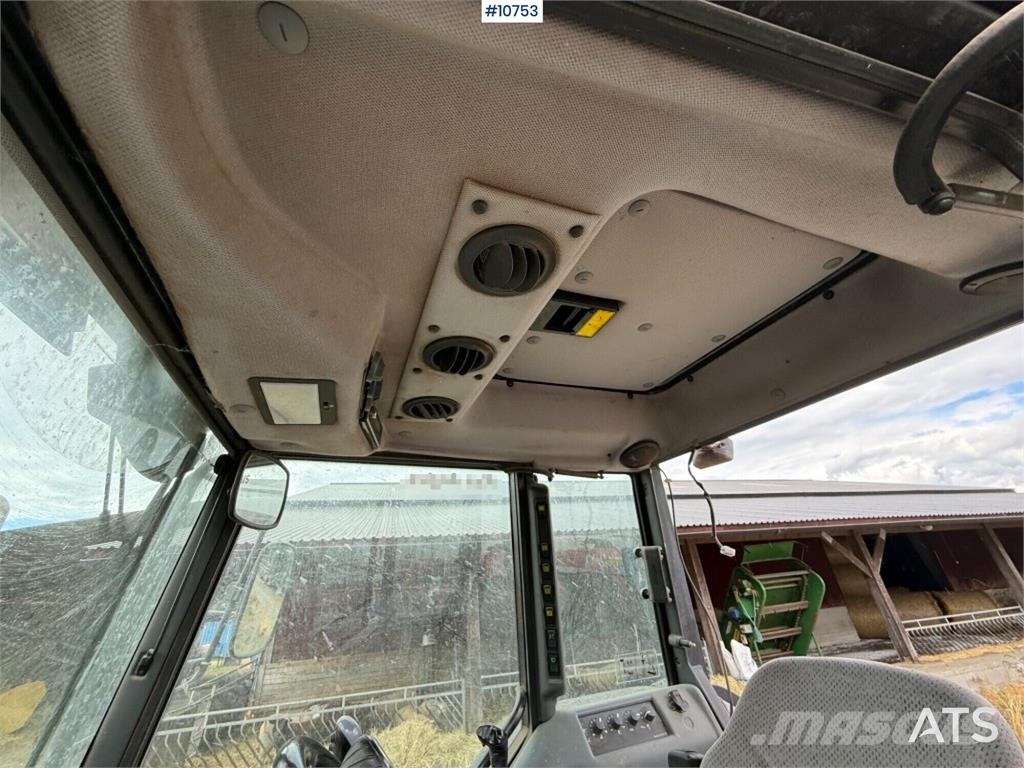 Valtra 900-4 Tractor with Front Loader الجرارات