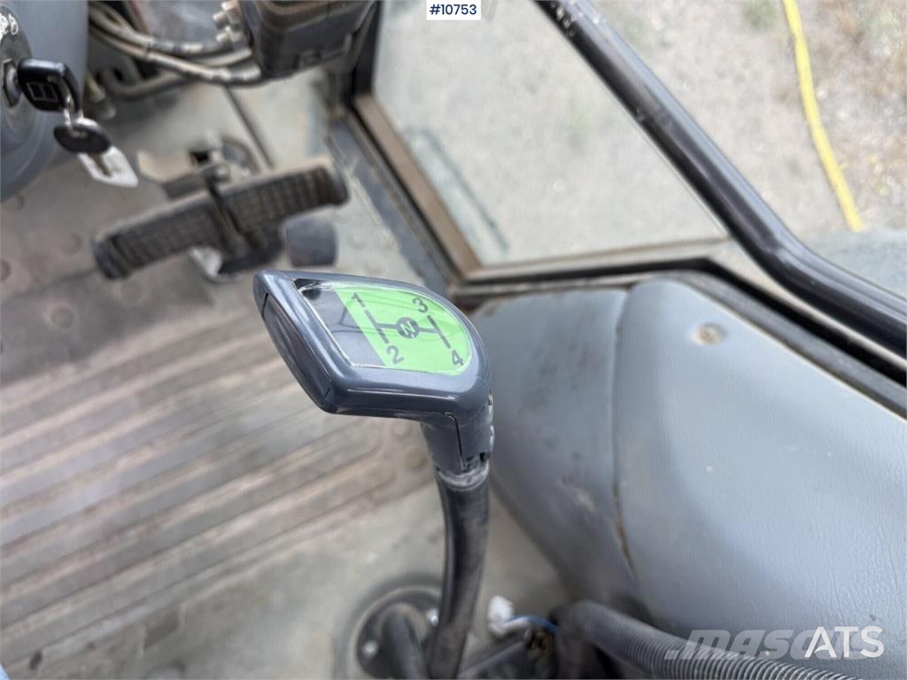 Valtra 900-4 Tractor with Front Loader الجرارات