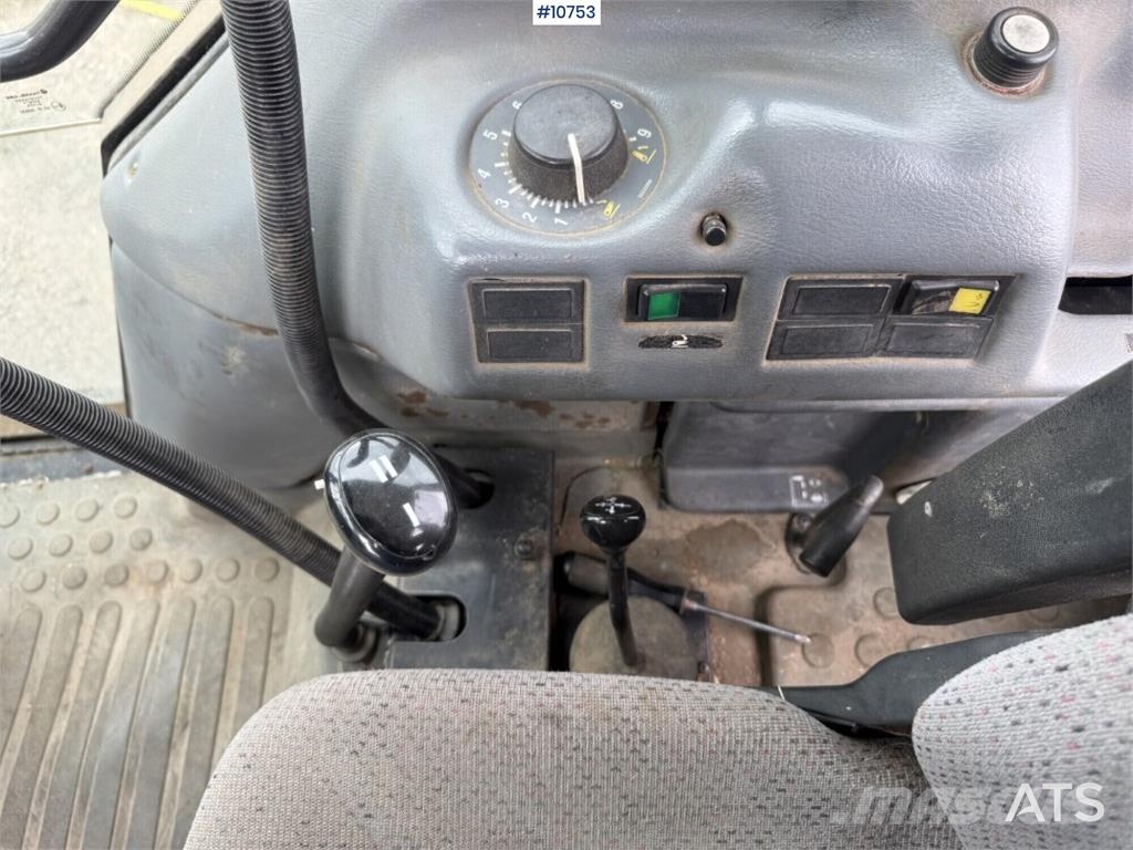 Valtra 900-4 Tractor with Front Loader الجرارات