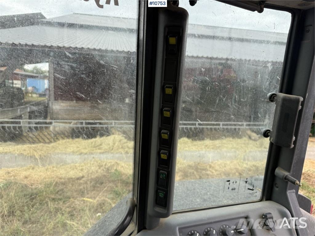 Valtra 900-4 Tractor with Front Loader الجرارات