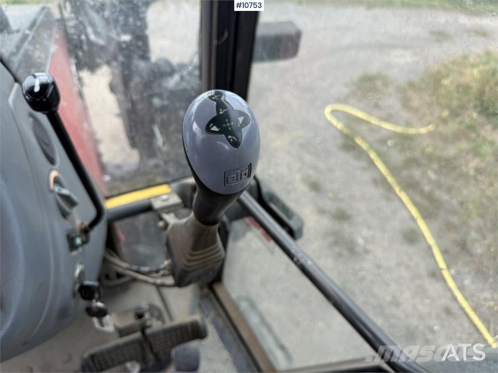 Valtra 900-4 Tractor with Front Loader الجرارات