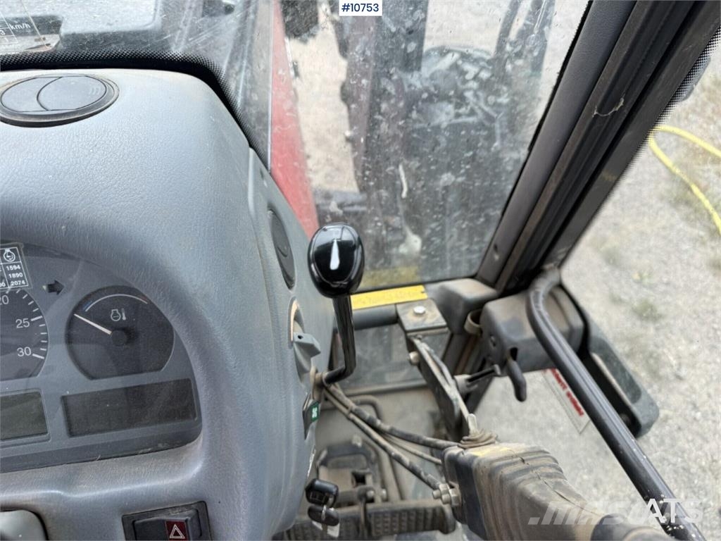 Valtra 900-4 Tractor with Front Loader الجرارات
