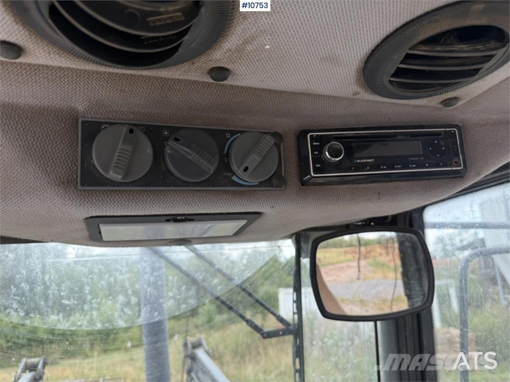 Valtra 900-4 Tractor with Front Loader الجرارات