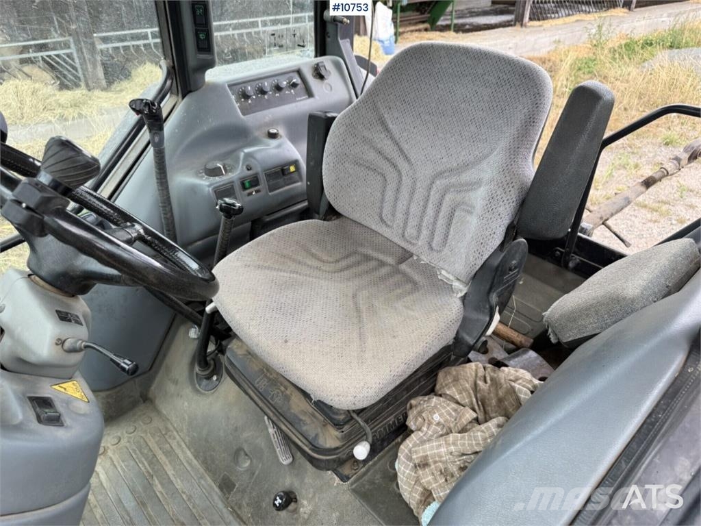 Valtra 900-4 Tractor with Front Loader الجرارات