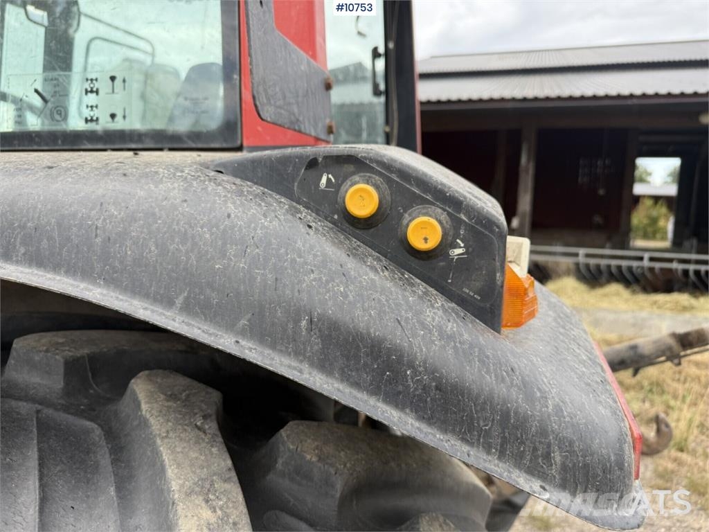 Valtra 900-4 Tractor with Front Loader الجرارات