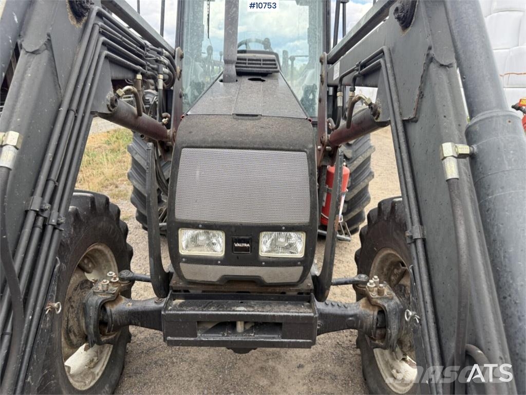 Valtra 900-4 Tractor with Front Loader الجرارات