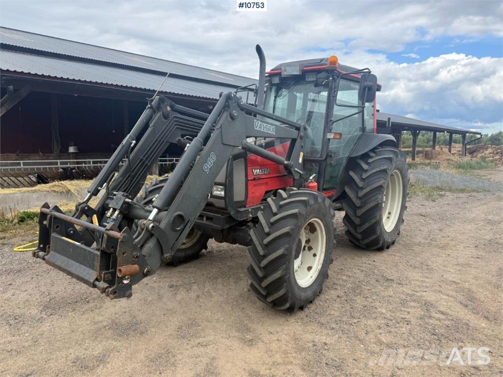 Valtra 900-4 Tractor with Front Loader الجرارات