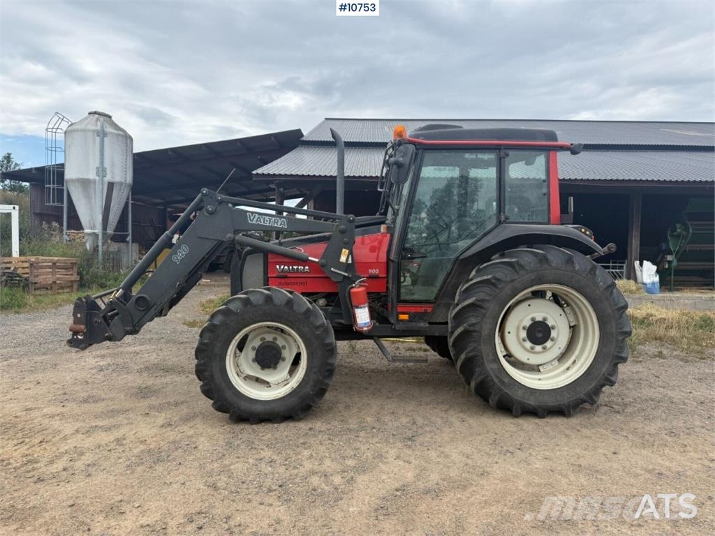 Valtra 900-4 Tractor with Front Loader الجرارات