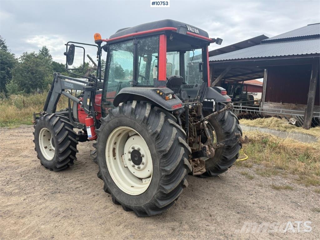 Valtra 900-4 Tractor with Front Loader الجرارات
