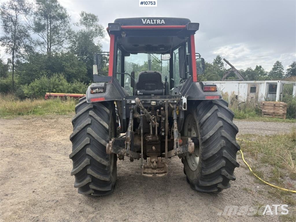 Valtra 900-4 Tractor with Front Loader الجرارات