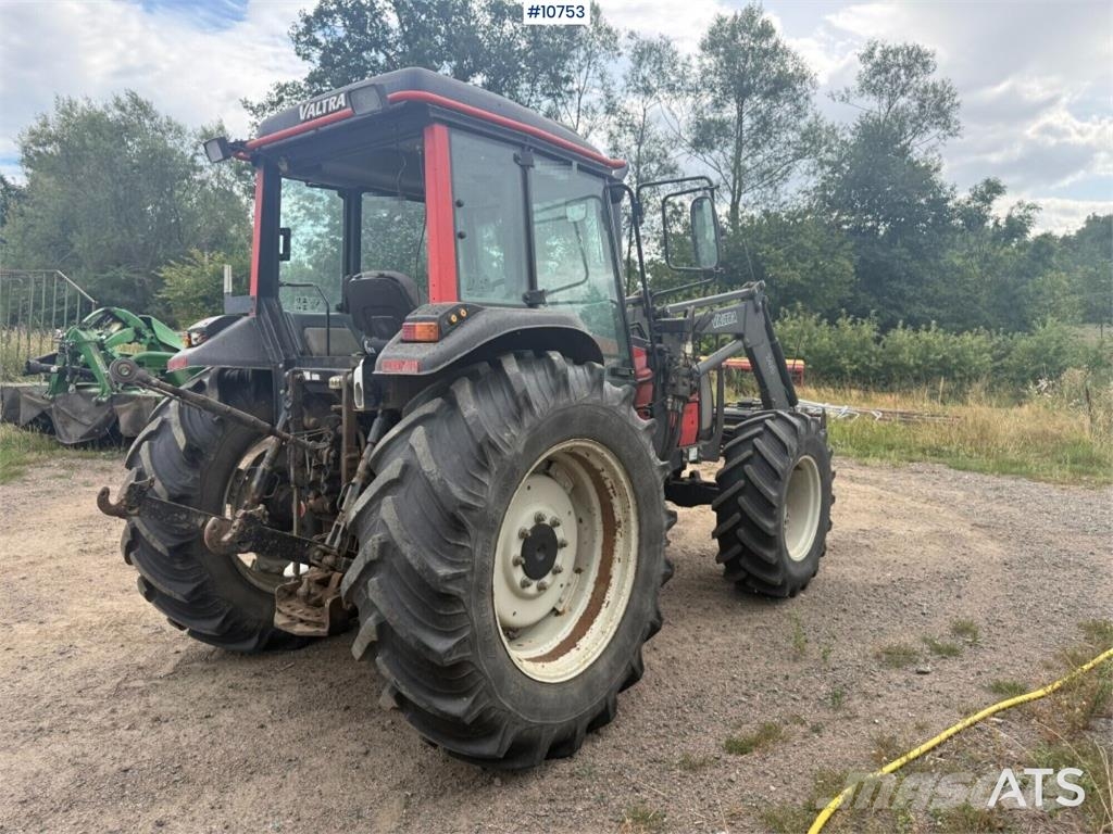 Valtra 900-4 Tractor with Front Loader الجرارات