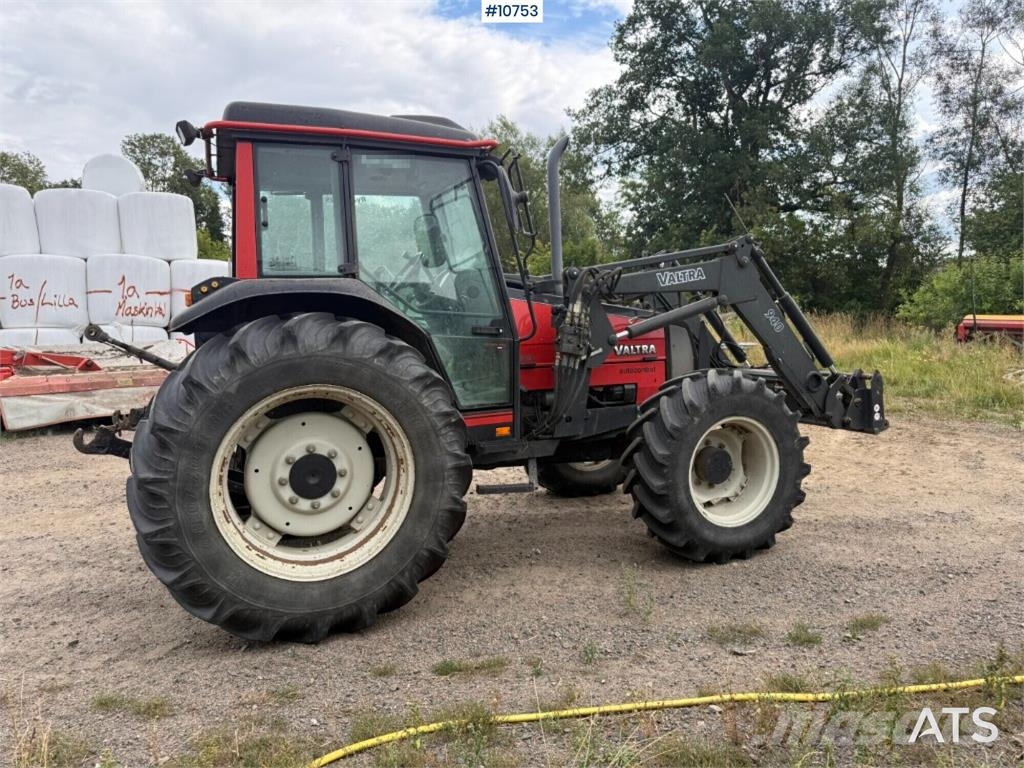 Valtra 900-4 Tractor with Front Loader الجرارات