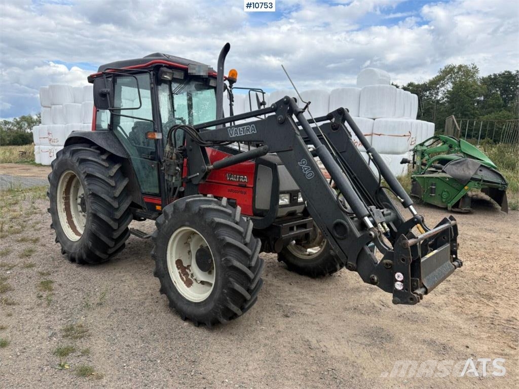 Valtra 900-4 Tractor with Front Loader الجرارات