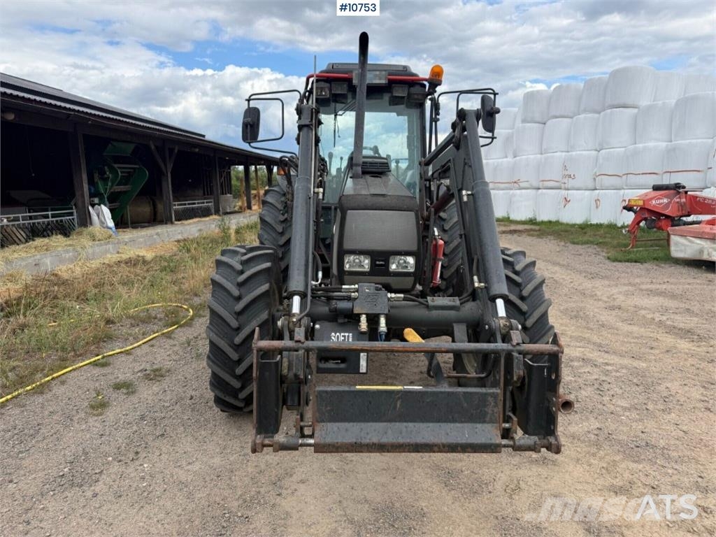 Valtra 900-4 Tractor with Front Loader الجرارات
