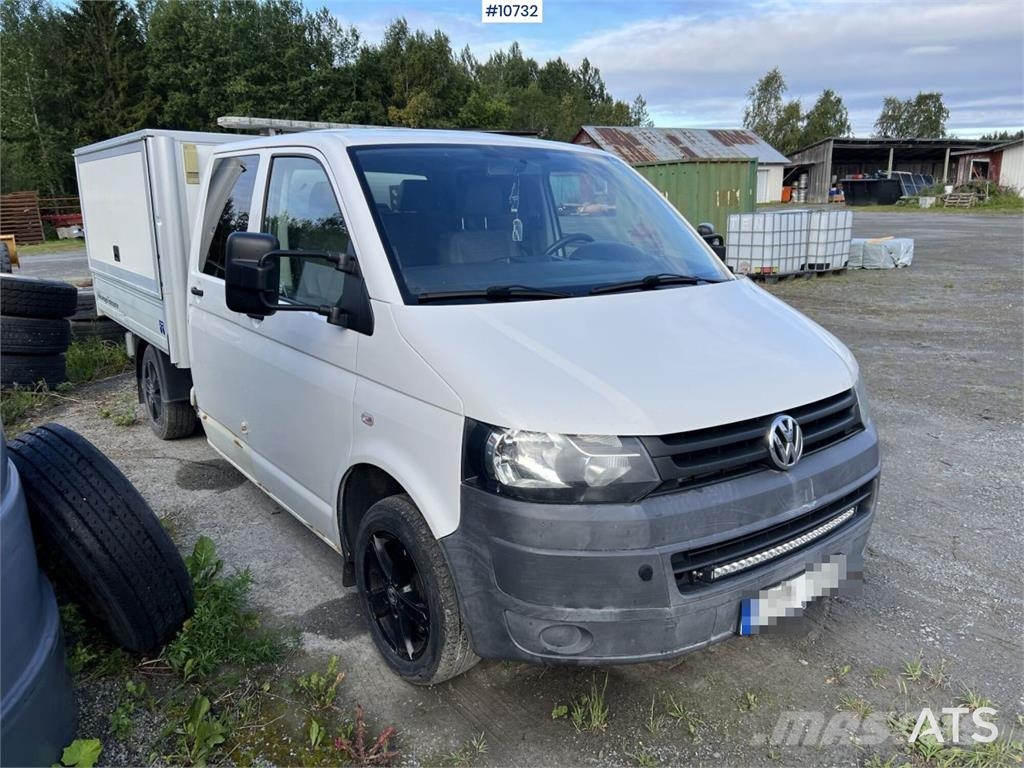 Volkswagen Transporter with box Camiones con caja de remolque