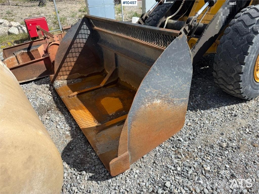 Volvo BM 4300 Wheel Loader with Attachments Wielladers