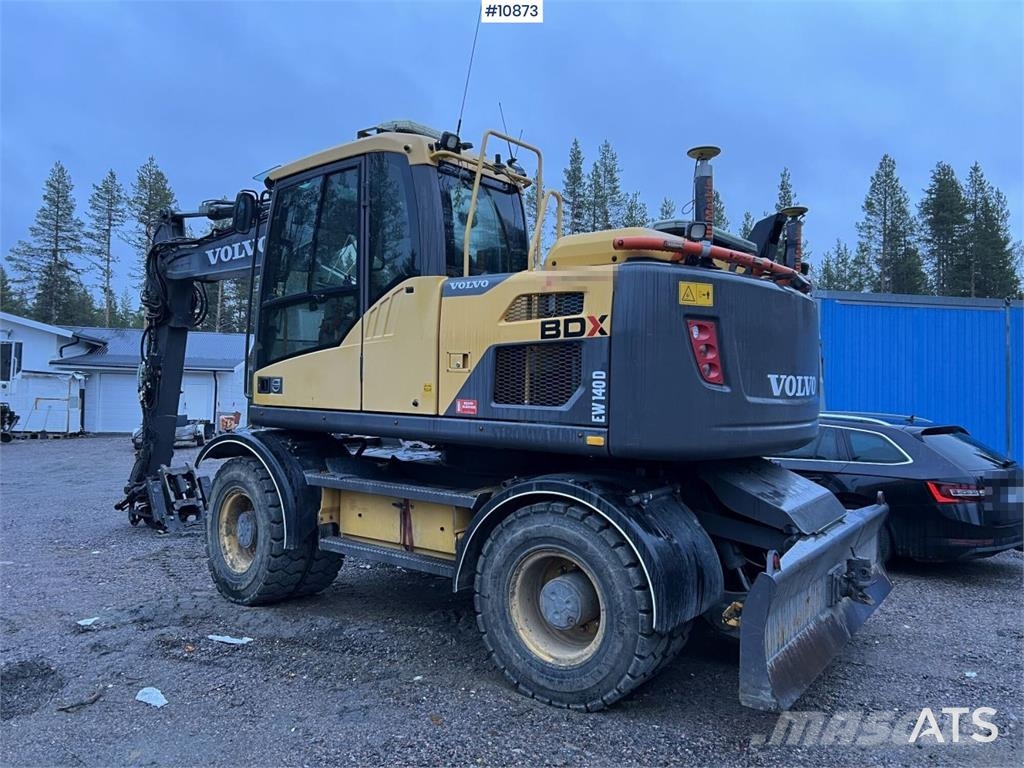 Volvo EW140 D with excavation system, undercarriage, and Hjulgrävare