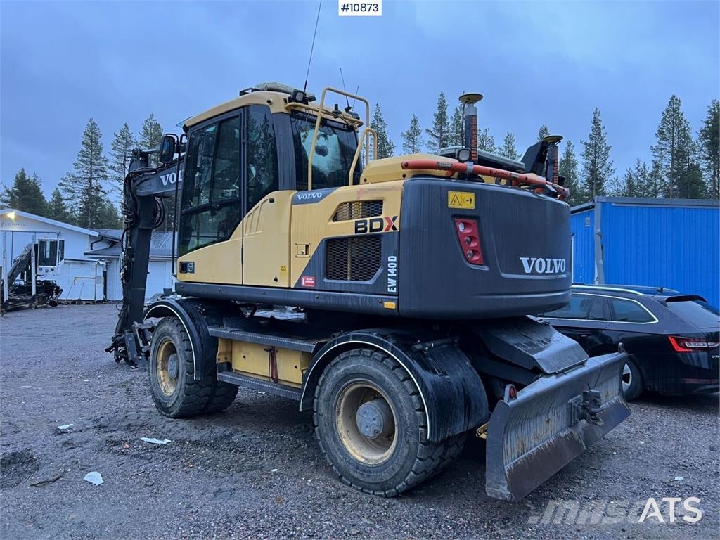 Volvo EW140 D with excavation system, undercarriage, and Hjulgrävare