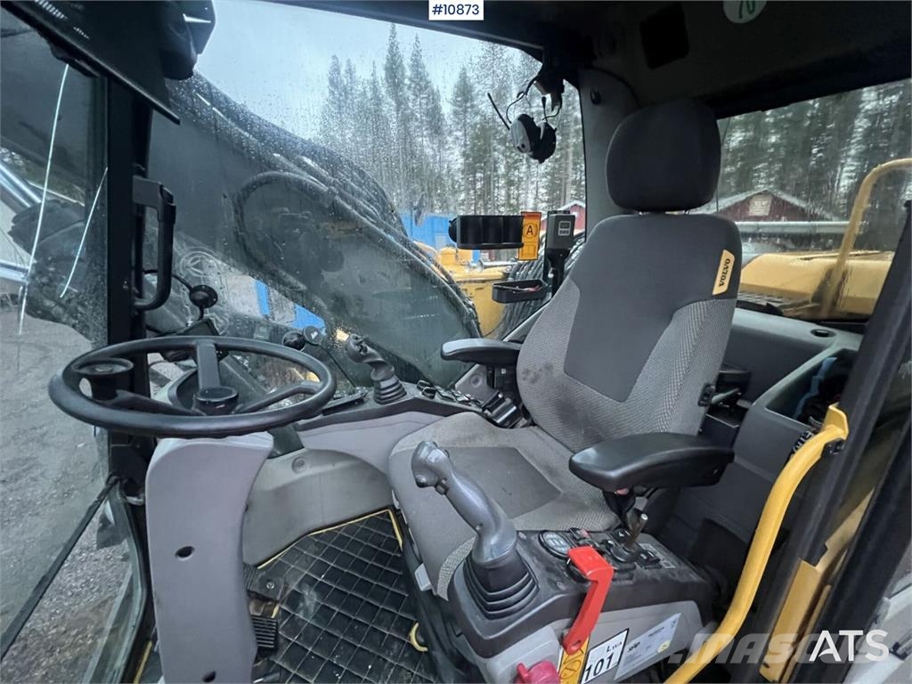 Volvo EW140 D with excavation system, undercarriage, and Hjulgrävare
