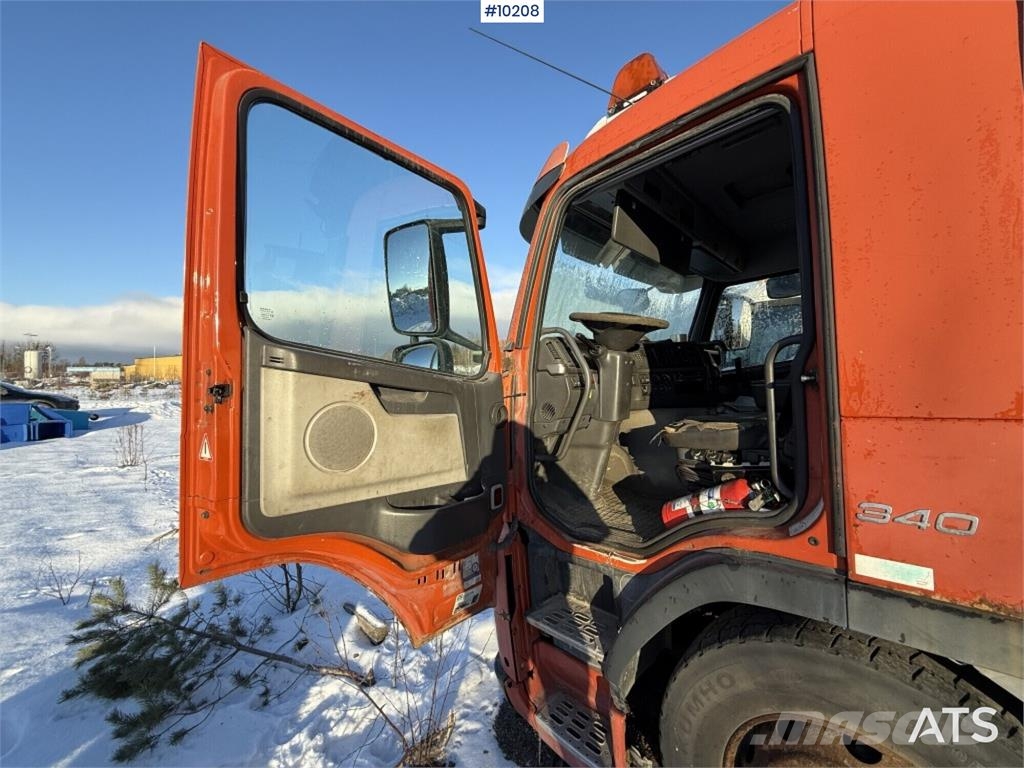 Volvo FM9 4X2 Flatbed truck with tail lift Camiones de cama baja