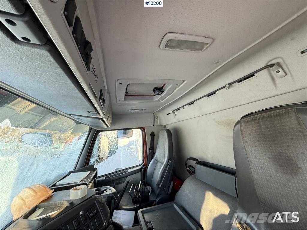 Volvo FM9 4X2 Flatbed truck with tail lift Camiones de cama baja