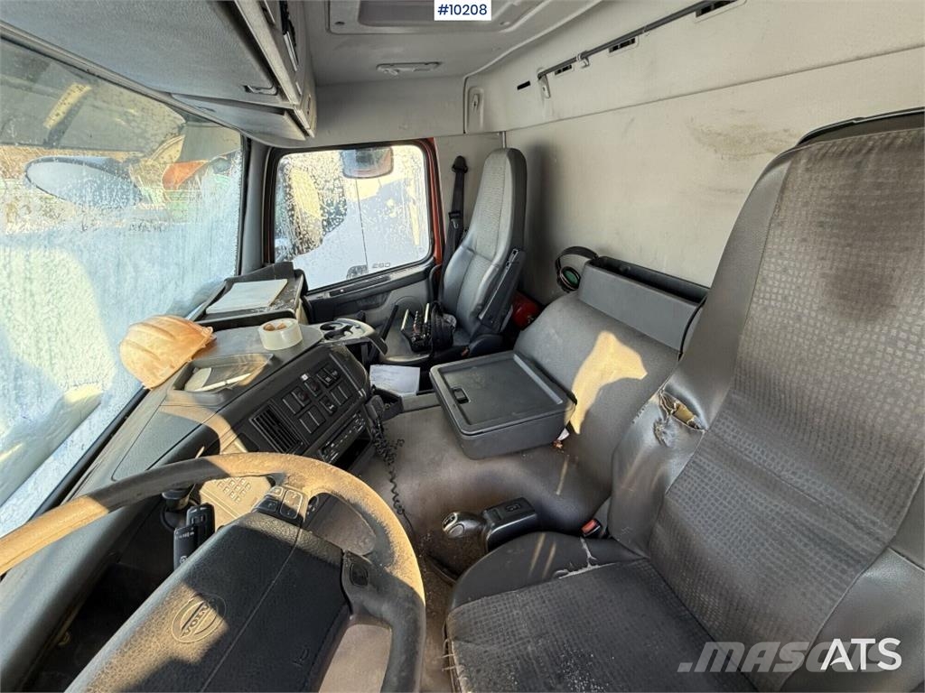 Volvo FM9 4X2 Flatbed truck with tail lift Camiones de cama baja