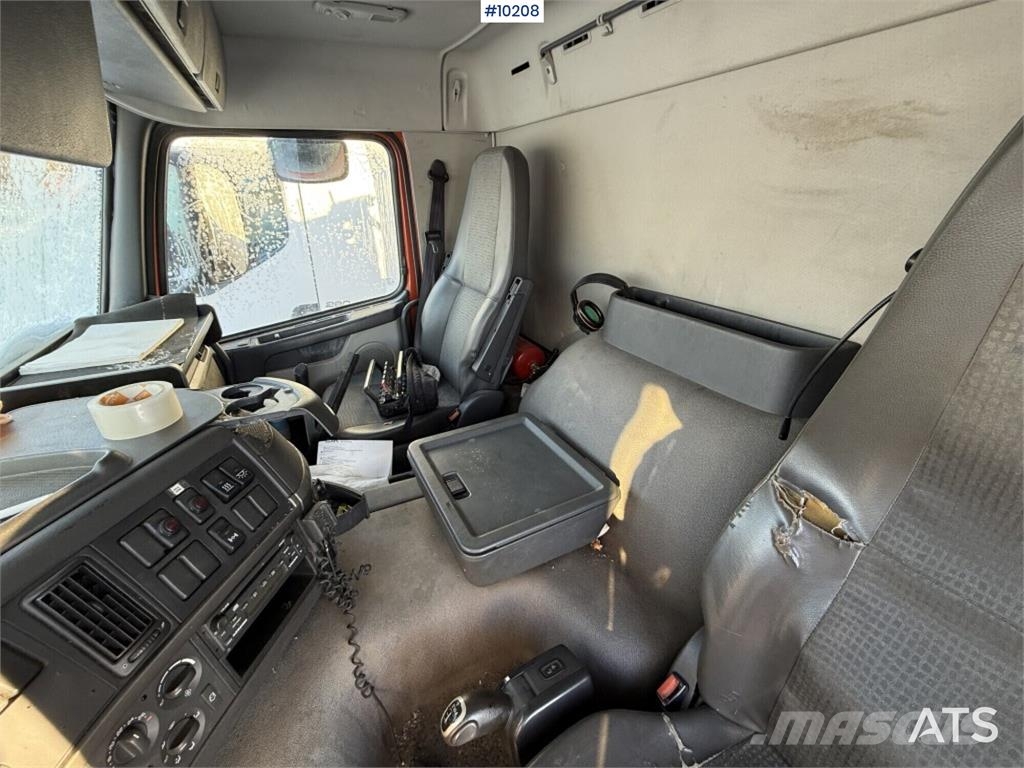 Volvo FM9 4X2 Flatbed truck with tail lift Camiones de cama baja