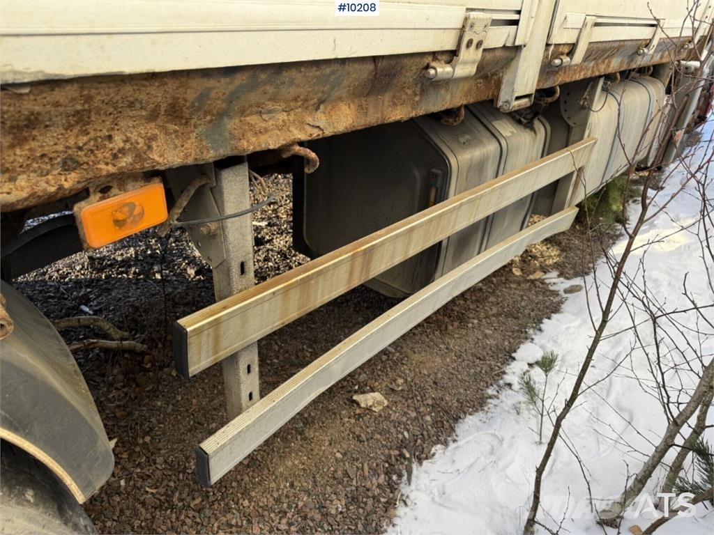 Volvo FM9 4X2 Flatbed truck with tail lift Camiones de cama baja