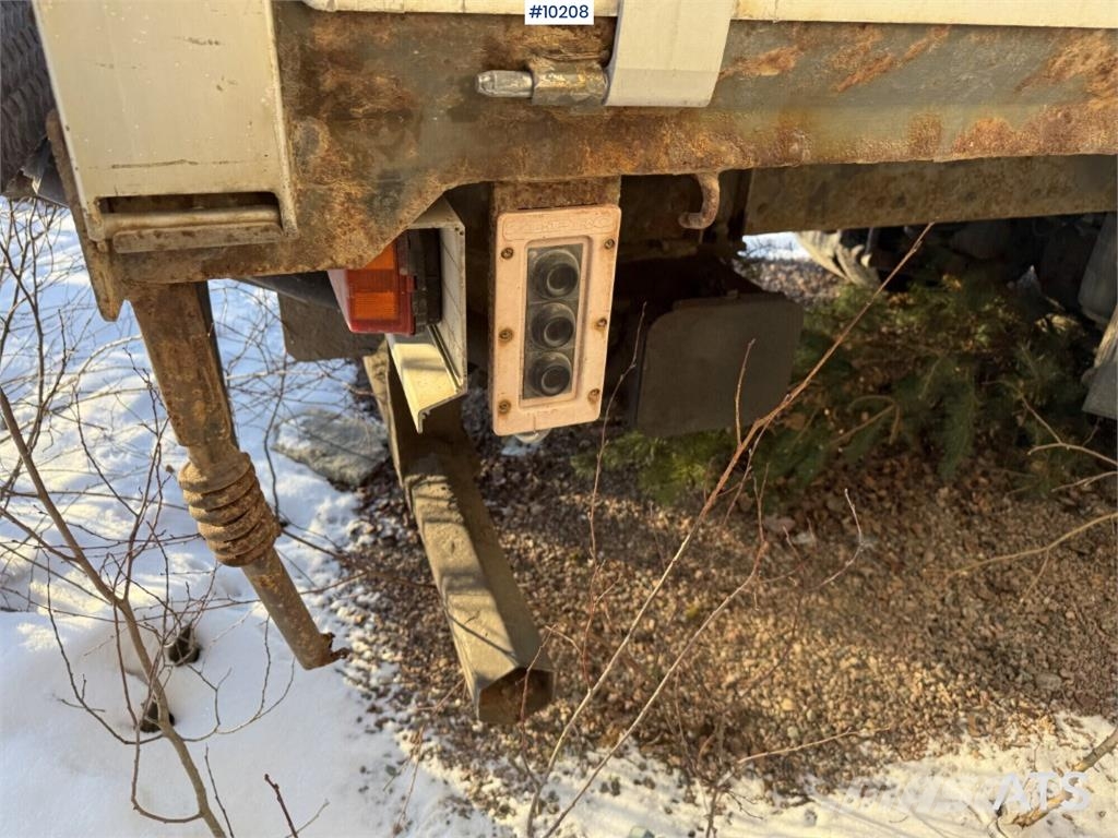 Volvo FM9 4X2 Flatbed truck with tail lift Camiones de cama baja