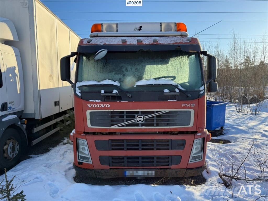 Volvo FM9 4X2 Flatbed truck with tail lift Camiones de cama baja