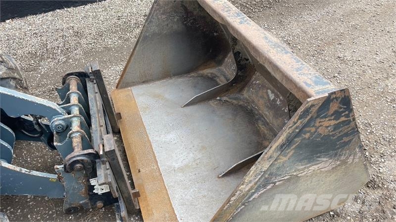 GiANT V5003 Minilæsser لوادر صغيرة