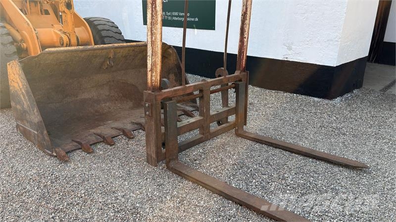 Hyundai HL17 Gummiged لوادر بعجل