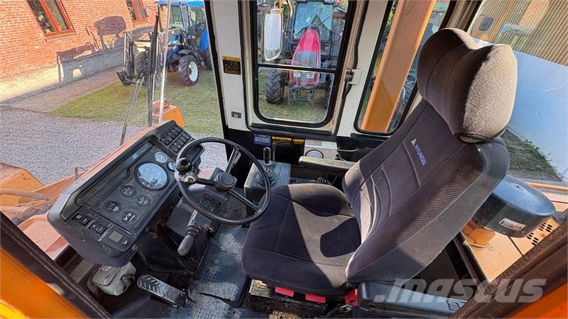 Hyundai HL17 Gummiged لوادر بعجل