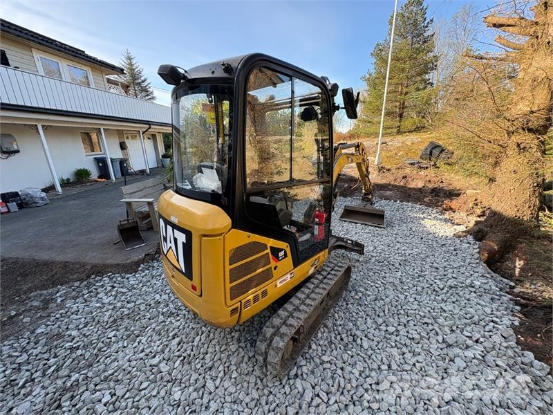 CAT 301.7D minigraver med maskinhenger, pigghammer og Būvniecība- Citi