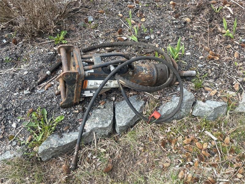 CAT 301.7D minigraver med maskinhenger, pigghammer og Būvniecība- Citi