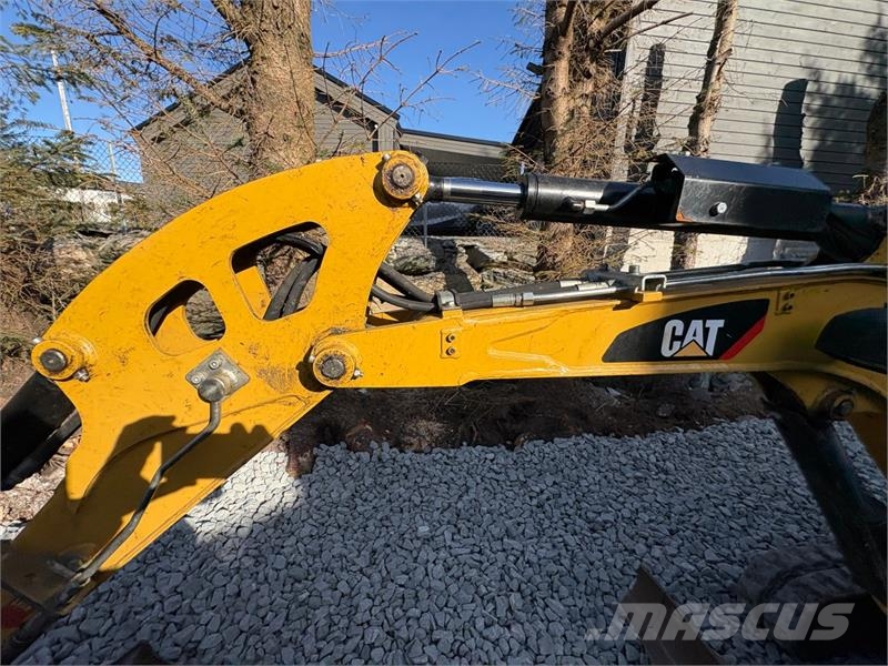 CAT 301.7D minigraver med maskinhenger, pigghammer og Būvniecība- Citi
