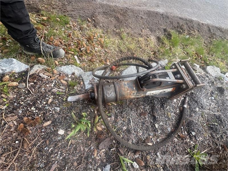 CAT 301.7D minigraver med maskinhenger, pigghammer og Būvniecība- Citi