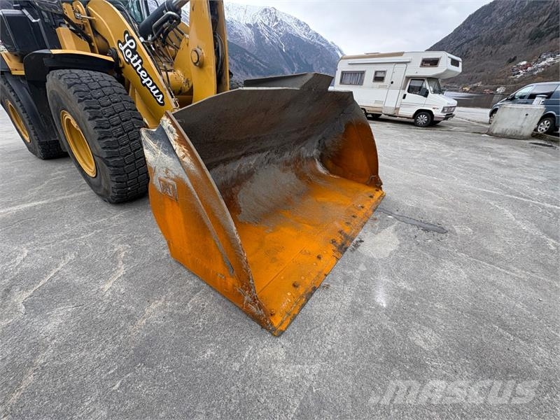 CAT 938 14A hjullaster med skuffe og pallegaffel - går Utovarivači na točkove