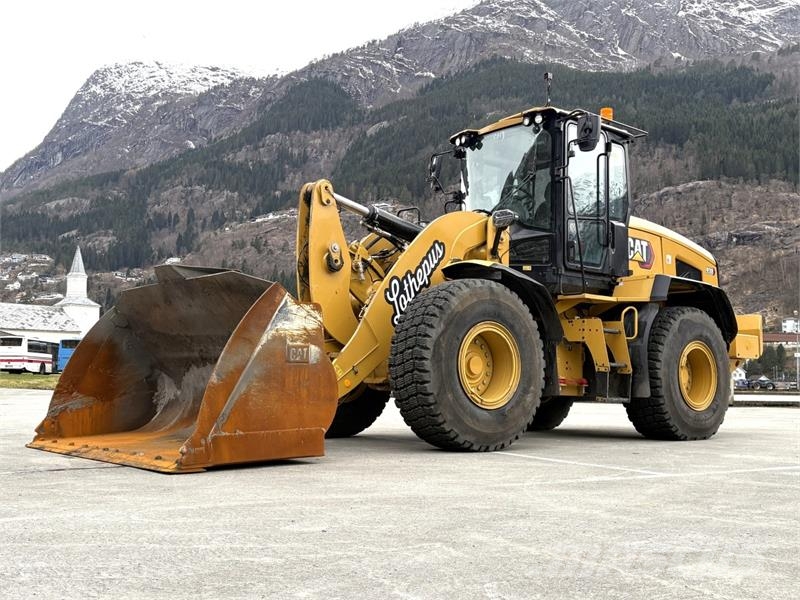 CAT 938 14A hjullaster med skuffe og pallegaffel - går Utovarivači na točkove