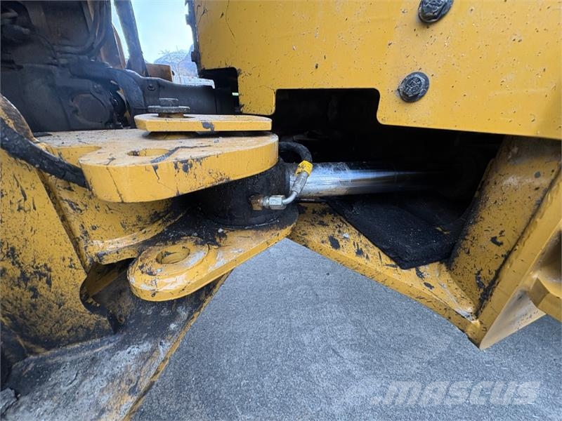 CAT 938 14A hjullaster med skuffe og pallegaffel - går Utovarivači na točkove
