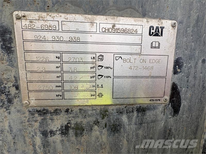 CAT 938 14A hjullaster med skuffe og pallegaffel - går Utovarivači na točkove