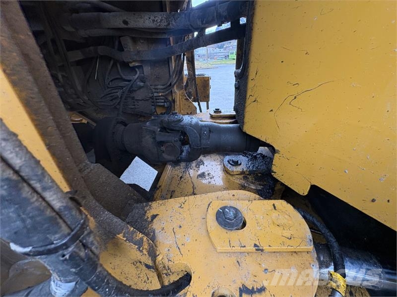 CAT 938 14A hjullaster med skuffe og pallegaffel - går Utovarivači na točkove